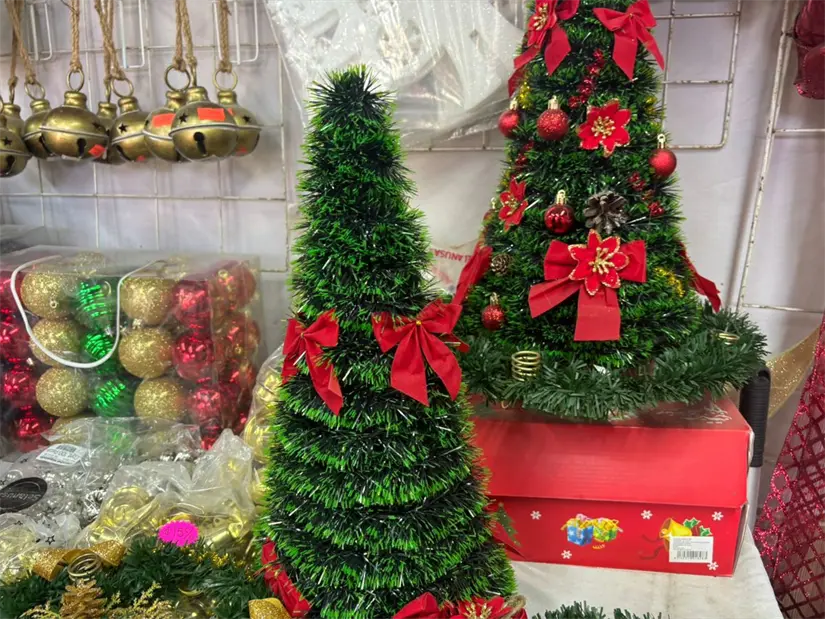 imagen recuadro Árbol artificial de Navidad. Foto: POSTA.