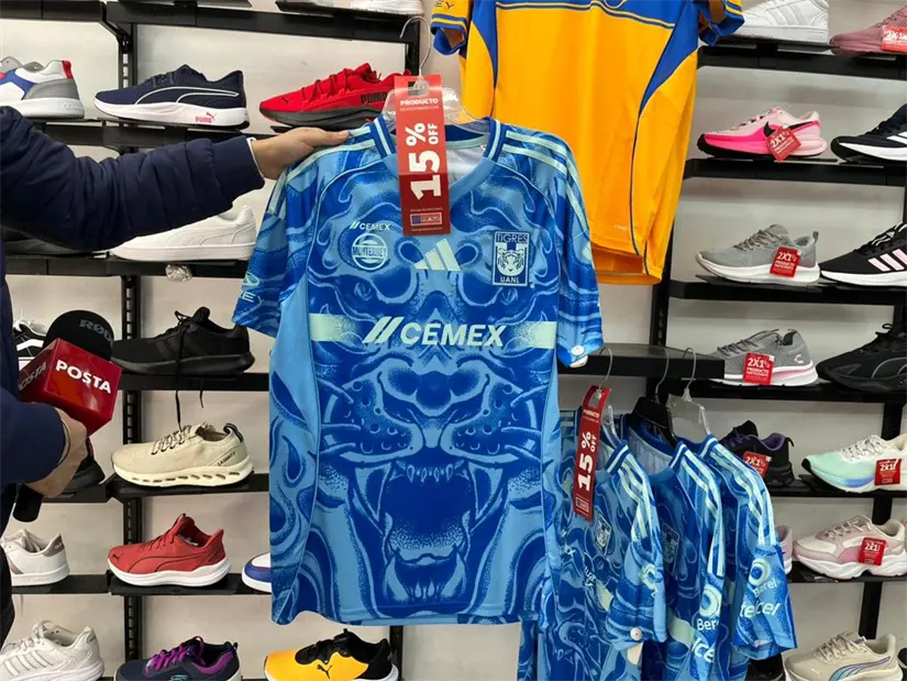 imagen recuadro La final del Apertura 2025 genera gran expectación y los jerseys de Tigres se están vendiendo rápidamente en Monterrey. Foto: Yatince Torres