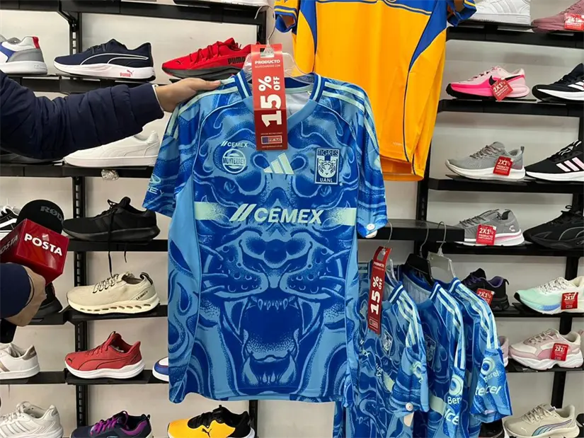 imagen recuadro Con la final del Apertura 2025 a la vista, los aficionados de Tigres no se quedan atrás en comprar sus jerseys. Foto: Yarince Torres