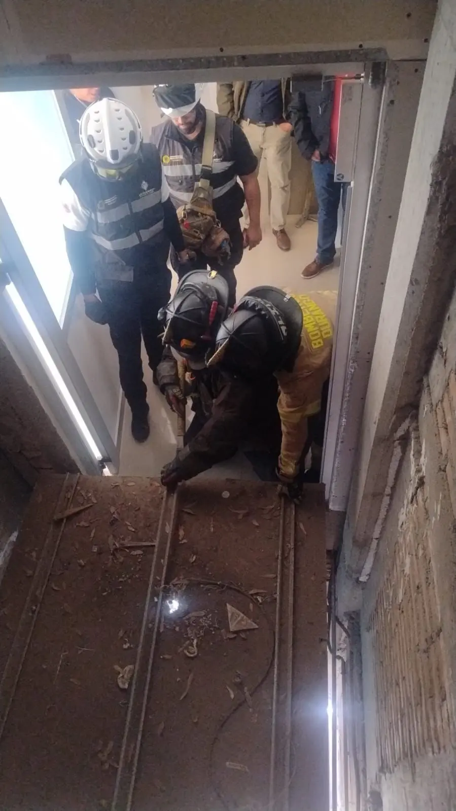 FOTOS | Así liberaron Bomberos de Durango a mujeres atrapadas en un elevador