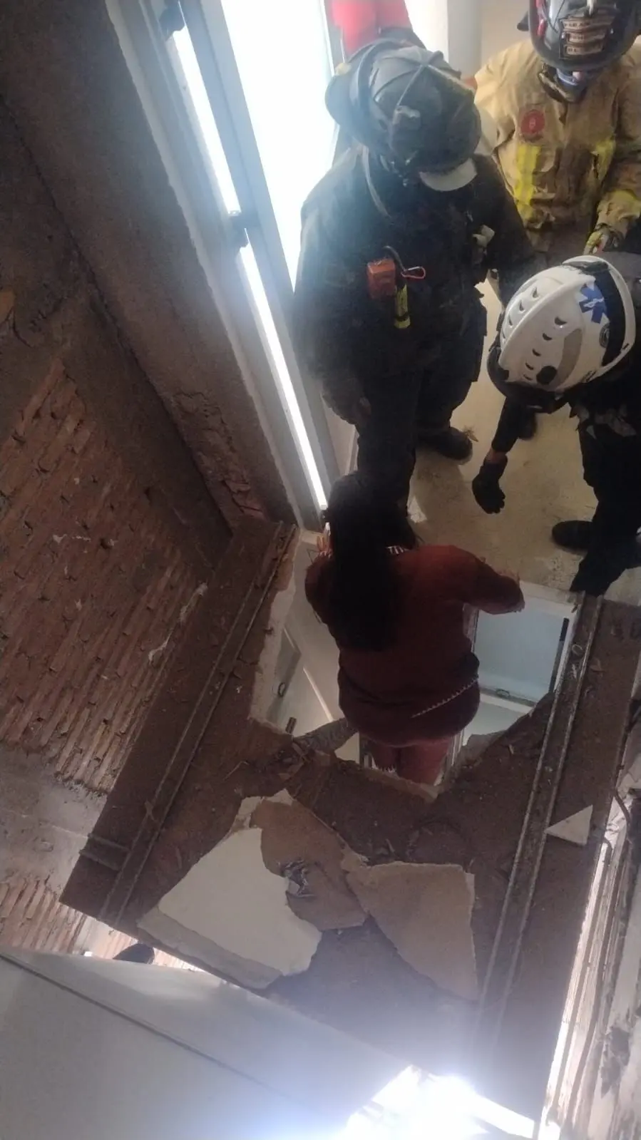 FOTOS | Así liberaron Bomberos de Durango a mujeres atrapadas en un elevador