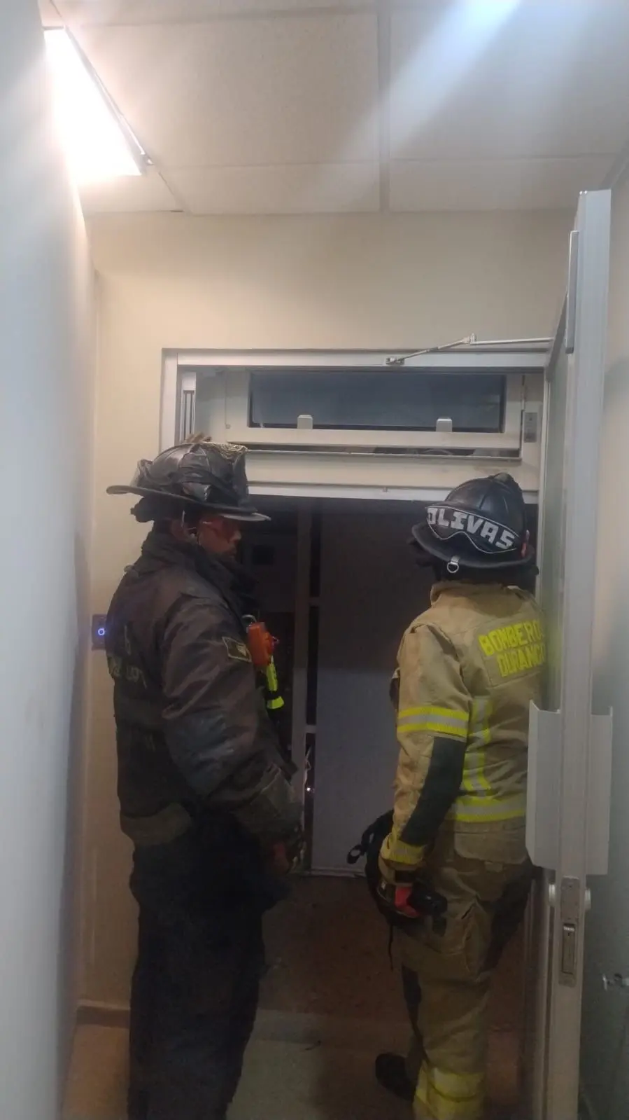 FOTOS | Así liberaron Bomberos de Durango a mujeres atrapadas en un elevador