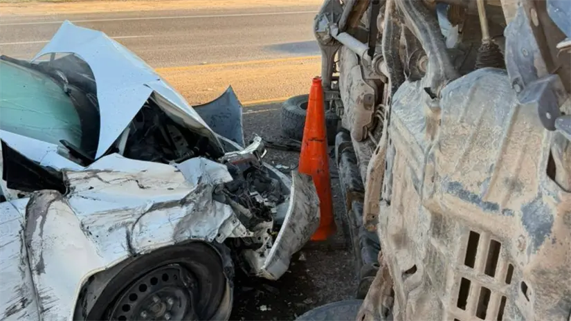 imagen recuadro El impacto frontal entre el vehículo particular y la patrulla municipal dejó daños severos en ambos automóviles sobre la carretera Transpeninsular. Foto: Subsecretaría de Protección Civil BCS