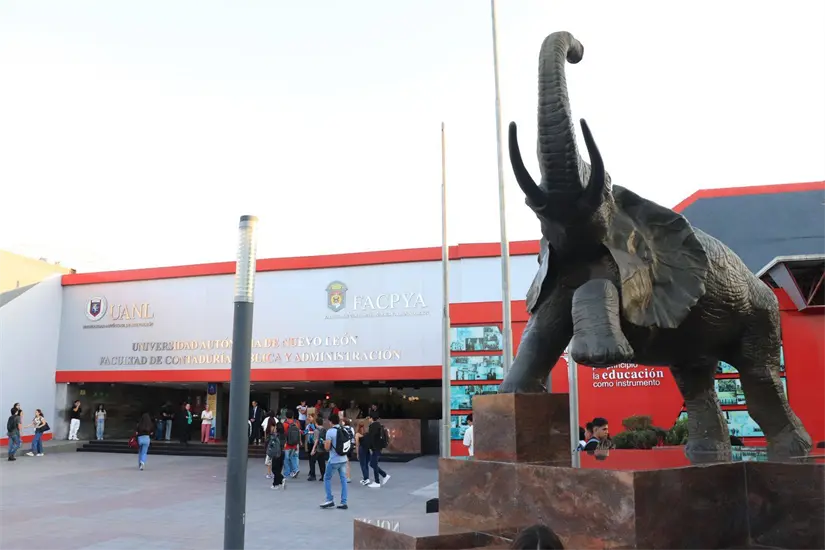 imagen recuadro Fachada con estudiantes Foto: Facebook Facultad de Contaduría Pública y Administración UANL