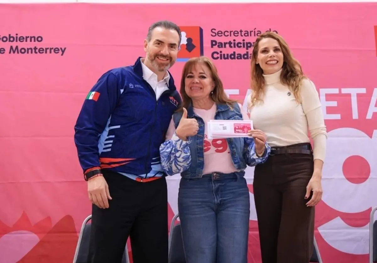 El alcalde de Monterrey, Adrián de la Garza Santos, destacó la importancia del programa Tarjeta Regia Plus para las mujeres. Foto: Gobierno de Monterrey