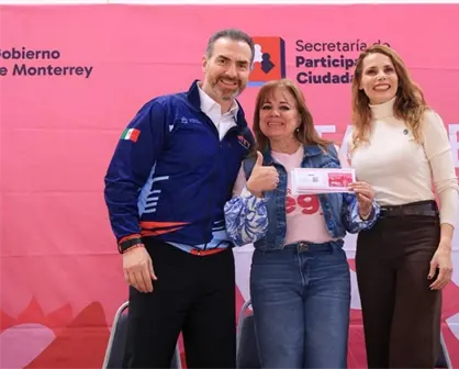 Adrián de la Garza entrega 2 mil Tarjetas Regia Plus en Monterrey