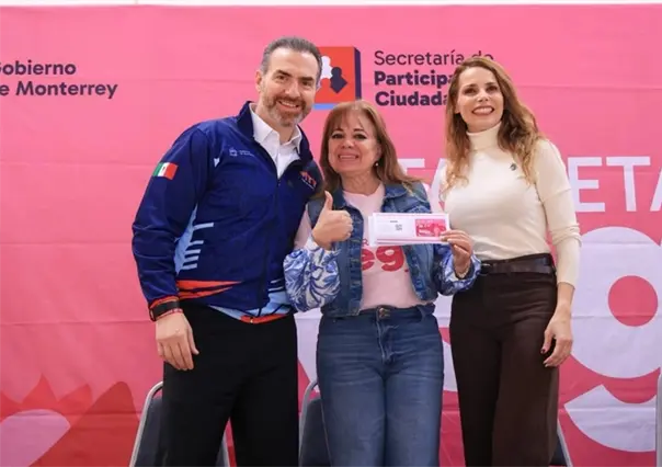 Adrián de la Garza entrega 2 mil Tarjetas Regia Plus en Monterrey