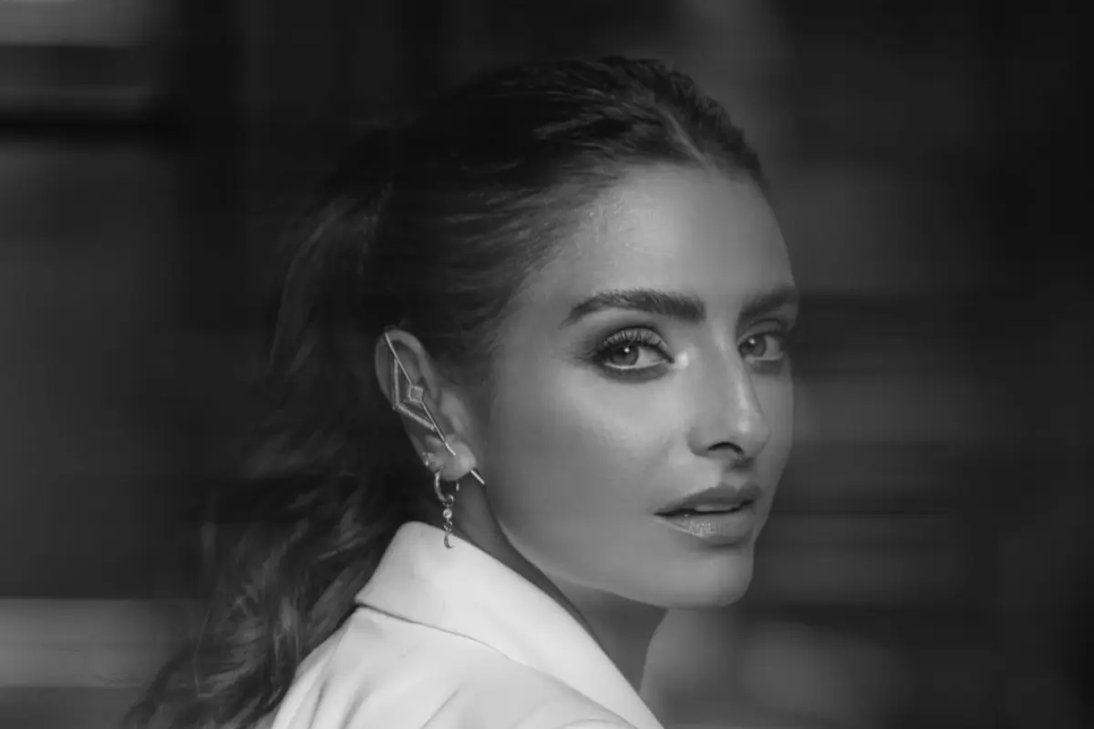 Aislinn Derbez compartió en redes sociales un emotivo mensaje sobre uno de los momentos más difíciles de su vida y agradeció el acompañamiento de su “tribu” durante el proceso de sanación (Foto: IG @aislinnderbez / Canva)