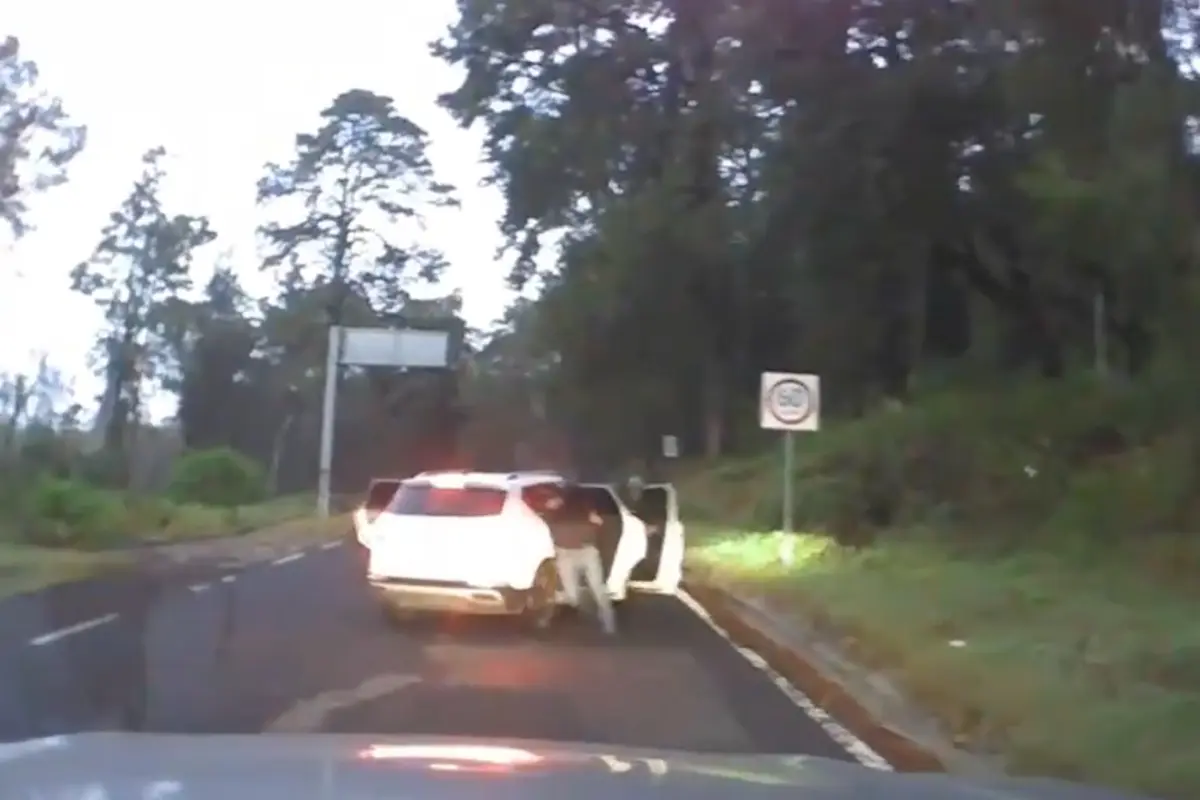 Un grupo de hombres armados trató de asaltar a una pareja en la carretera México-Cuernavaca Foto: X(Twitter) @arnemx