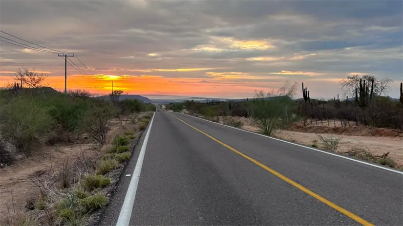 imagen recuadro Atardecer sobre un tramo de la carretera en Baja California Sur, uno de los paisajes característicos para quienes recorren la Transpeninsular en temporada decembrina. Foto: Archivo POSTA Baja California Sur