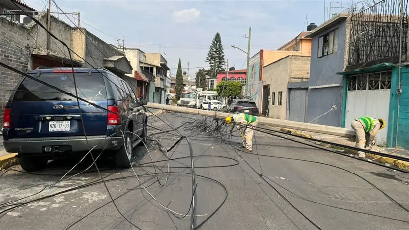 imagen recuadro Lugar donde tráiler derribó poste en alcaldía Iztapalapa. Foto: Luis Antonio Alfaro