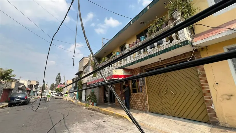 imagen recuadro Lugar donde tráiler derribó poste en alcaldía Iztapalapa. Foto: Luis Antonio Alfaro