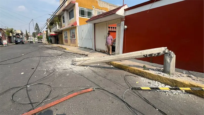 imagen recuadro Lugar donde tráiler derribó poste en alcaldía Iztapalapa. Foto: Luis Antonio Alfaro