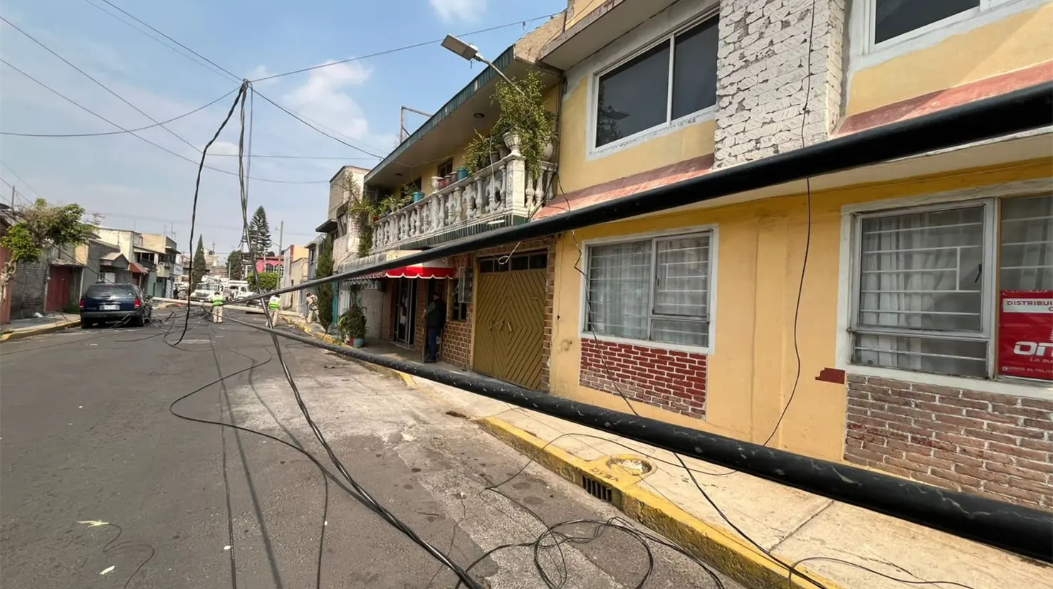 Poste derribado por tráiler en alcaldía Iztapalapa. Foto: Luis Antonio Alfaro