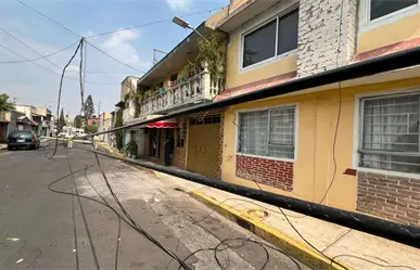 Tráiler derriba postes de luz en Iztapalapa y deja a 15 viviendas sin energía eléctrica
