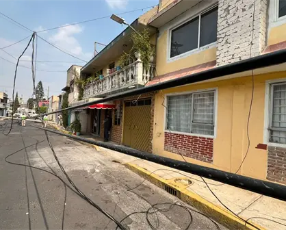 Tr&aacute;iler derriba postes de luz en Iztapalapa y deja a 15 viviendas sin energ&iacute;a el&eacute;ctrica