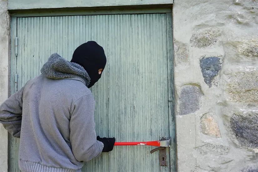 imagen recuadro Disfruta de tus vacaciones con confianza al seguir simples consejos para mantener tu hogar seguro mientras estás fuera. Foto: Canva