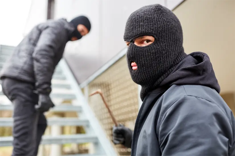 imagen recuadro Evita preocupaciones en tu viaje tomando medidas para resguardar tu casa y asegurarte de que todo estará en orden al volver. Foto: Canva