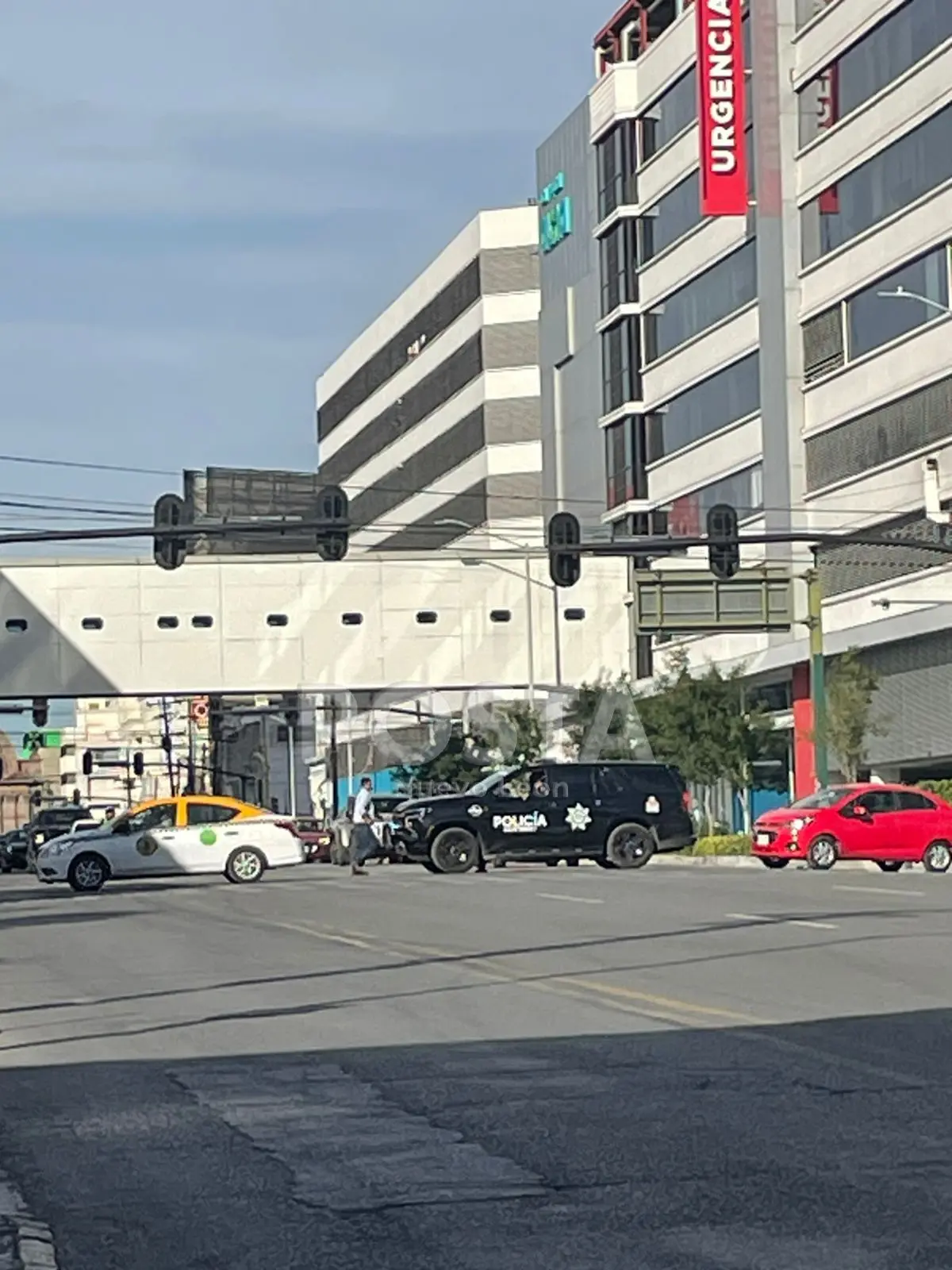 imagen recuadro Al menos dos carriles de la avenida Pino Suárez, del centro de Monterrey, fueron cerrados a la circulación durante el traslado de los cinco policías heridos al Hospital Oca del centro de Monterrey. Foto: Zulma Portales