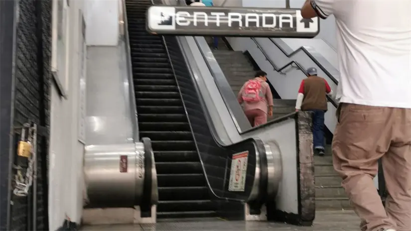 imagen recuadro Escaleras donde ocurrió el incidente Ciudad Deportiva de la Línea 9 del Metro de CDMX. Foto: Luis Antonio Alfaro