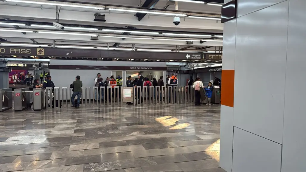 VIDEO | Suman 12 lesionados tras caída en escalera electromecánica de la Línea 9 en Metro Ciudad Deportiva, CDMX