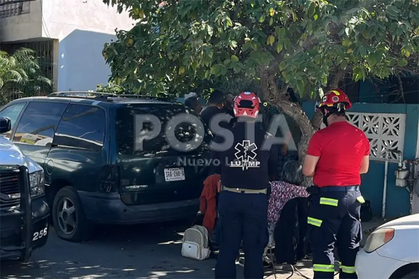 imagen recuadro Elementos de emergencia en Monterrey acudieron rápidamente tras el colapso de un techo en la colonia Hogares Ferrocarrileros. Foto: Bryan Reza