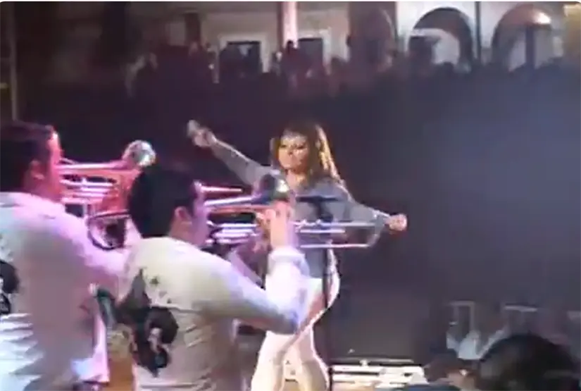 imagen recuadro Jenni Rivera en las Fiestas de San José del Cabo 2008. Foto: Tv Los Cabos / Youtube.