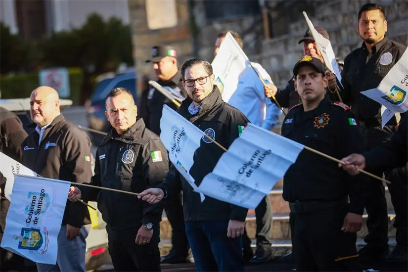 imagen recuadro El alcalde de Santiago, David de la Peña, durante el banderazo para arrancar el operativo Navidad Segura 2025. Foto: Facebook David de la Peña