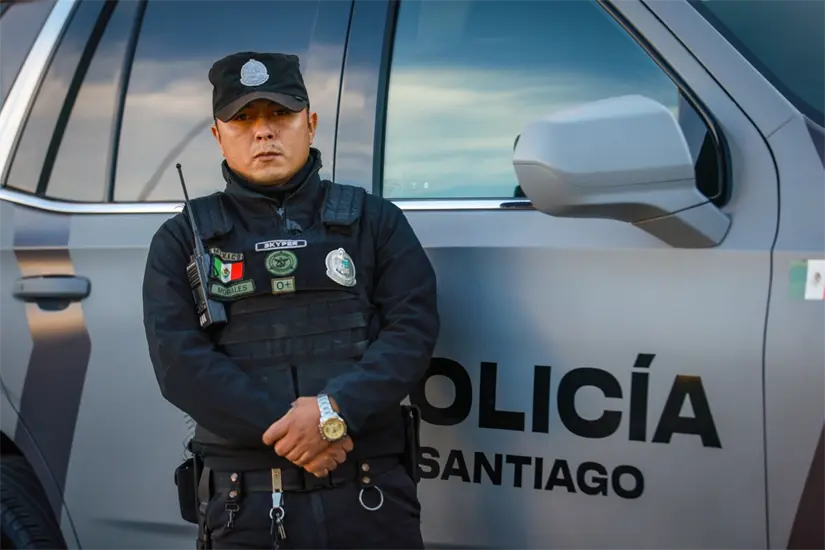 imagen recuadro Un elemento de la Polcía de Santiago se prepara para vigilar las diferentes zonas comerciales durante el operativo Navidad Segura 2025. Foto: Facebook David de la Peña