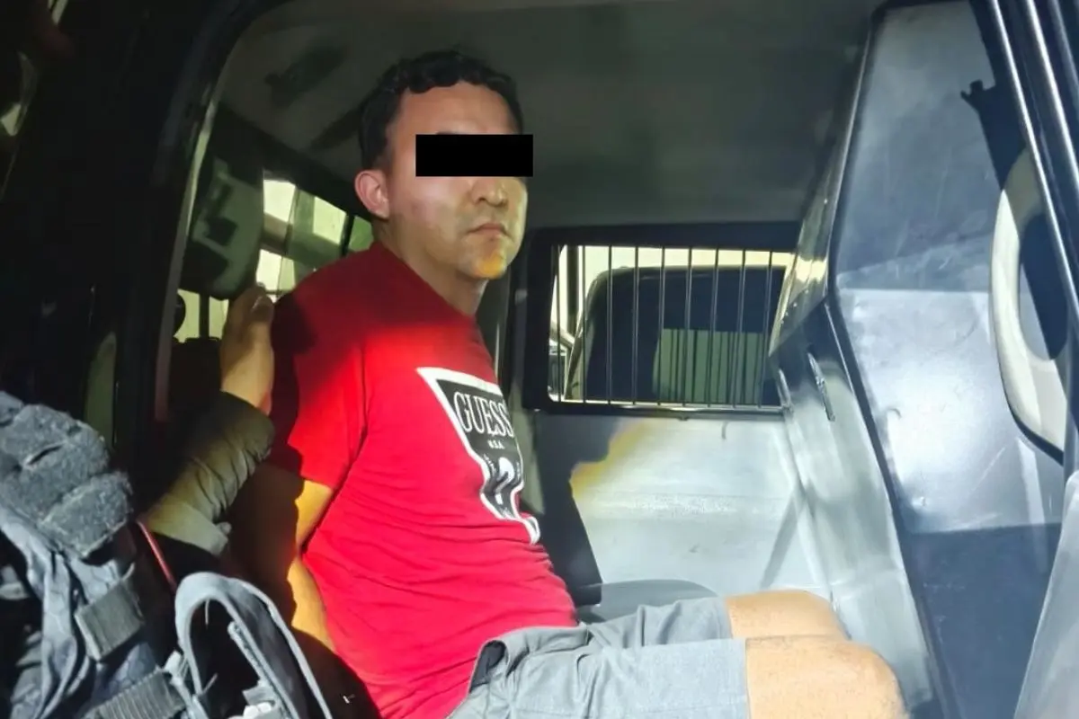 La detención de un joven que circulaba a bordo de una motocicleta. Foto: Policía de Monterrey