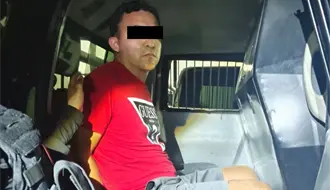 Detienen a motociclista en Monterrey por circular con placa colgada