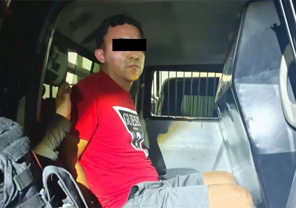 Detienen a motociclista en Monterrey por circular con placa colgada