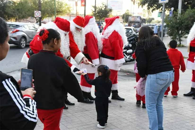 imagen recuadro El recorrido permitió que numerosos ciudadanos se cruzaran con los peculiares Santa Clós. Foto: Policía de Monterrey