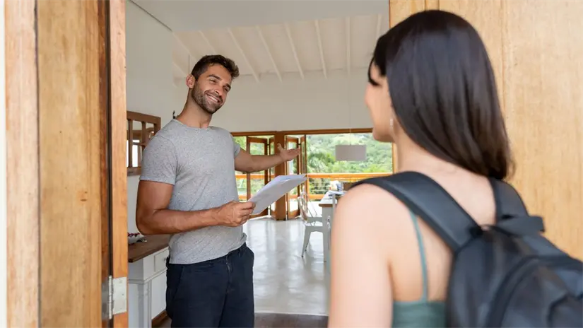 imagen recuadro Hombre da la bienvenida a estudiante Foto: Canva