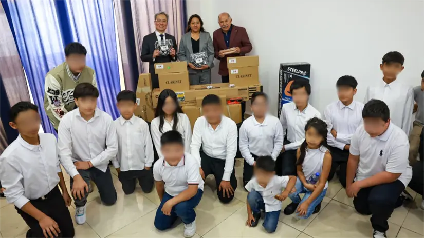 Grupo de niños que recibirán los instrumentos donados en Edomex.   Foto: Especiales