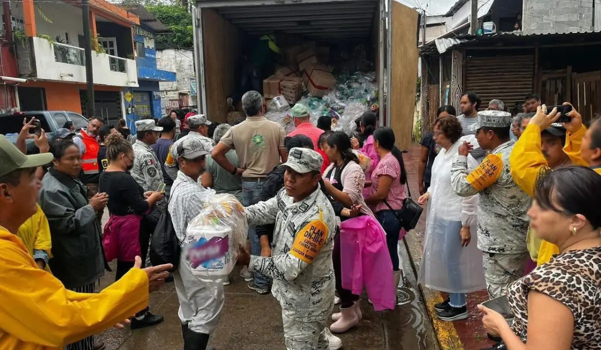 Personal de la Guardia Nacional realizando entrega de despensas a damnificados por lluvias de octubre. Foto: X (@CNPC_MX)