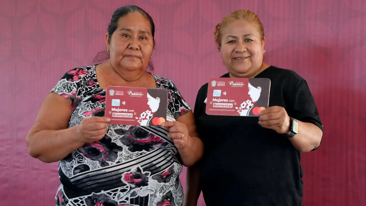 El programa Mujeres con Bienestar no solo otorga un apoyo monetario, sino también beneficios complementarios como seguro médico y asesoría psicológica. Foto: X/ @BienestarEdoMx (Canva)