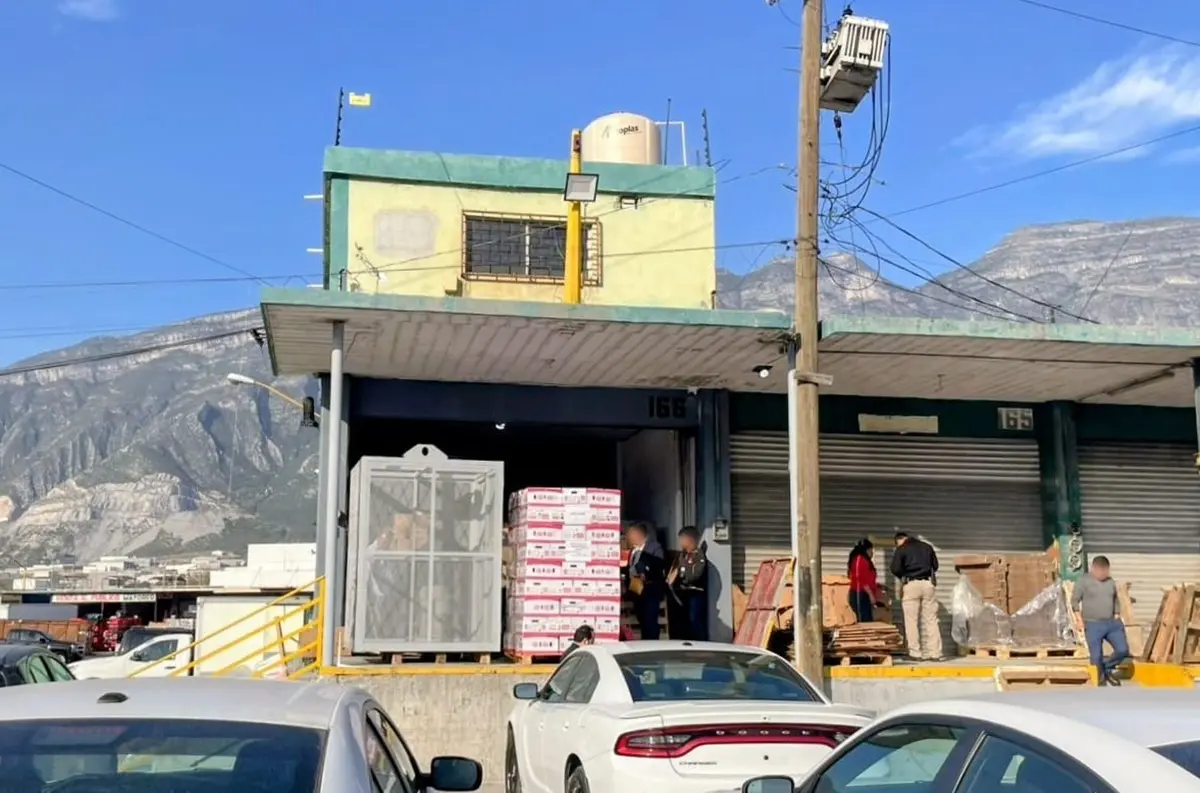 Elementos de la Agencia Estatal de Investigaciones (AEI) catean una bodega localizada en el kilómetro166 de la carretera Santa Catarina - Saltillo, colonia Mercado de Abastos, en el municipio de Santa Catarina, Nuevo León. Foto: Fiscalía General de Justisicia de Nuevo León