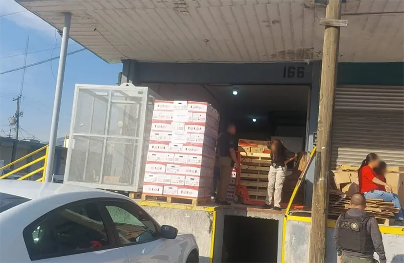 imagen recuadro Elementos de la Agencia Estatal de Investigaciones (AEI) revisan las etiquetas que eran utilizadas con la marca