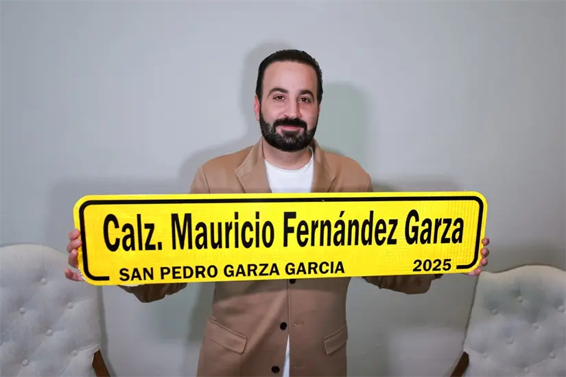 El alcalde de San Pedro, Mauricio Farah, sostiene una nomenclatura con el nombre de la Calzada Mauricio Fernández Garza. Foto: Gobierno de San Pedro