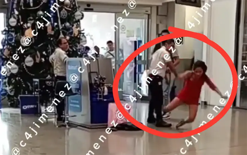 imagen recuadro Momento en el que el guardia de seguridad empuja a la mujer. Foto: X/ @c4jimenez (Captura)