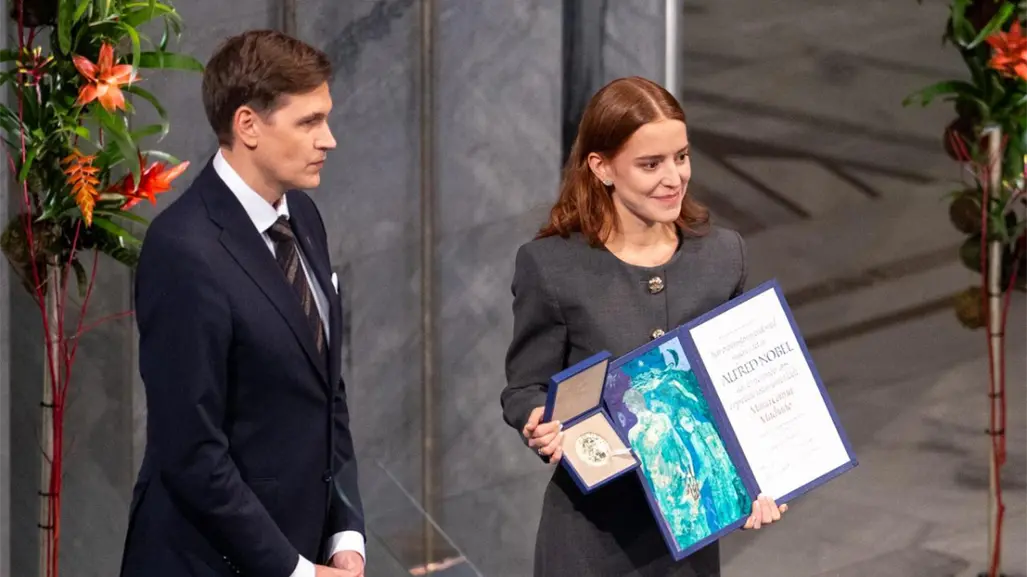 Hija de María Corina Machado recibe Nobel de la Paz por su madre; se espera que líder opositora llegue a Oslo