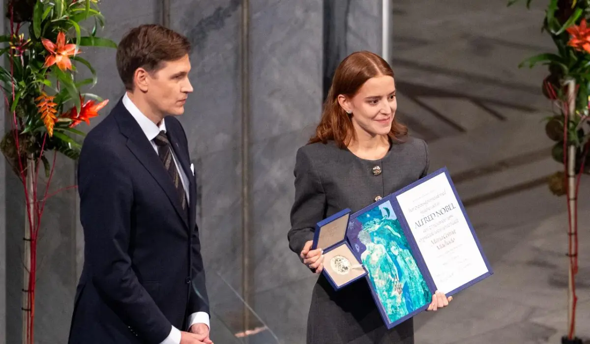 Ana Corina Sosa Machado sosteniendo medalla y diploma de Premio Nobel de su madre. Foto: X (@SantiPenap)