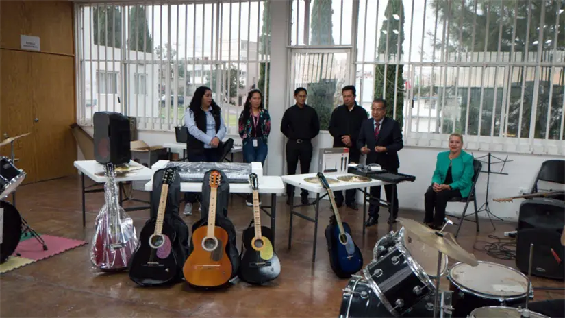 Donación de instrumentos musicales en diferentes lugares del Edomex.  Foto: DIF Cuautitlán Izcalli