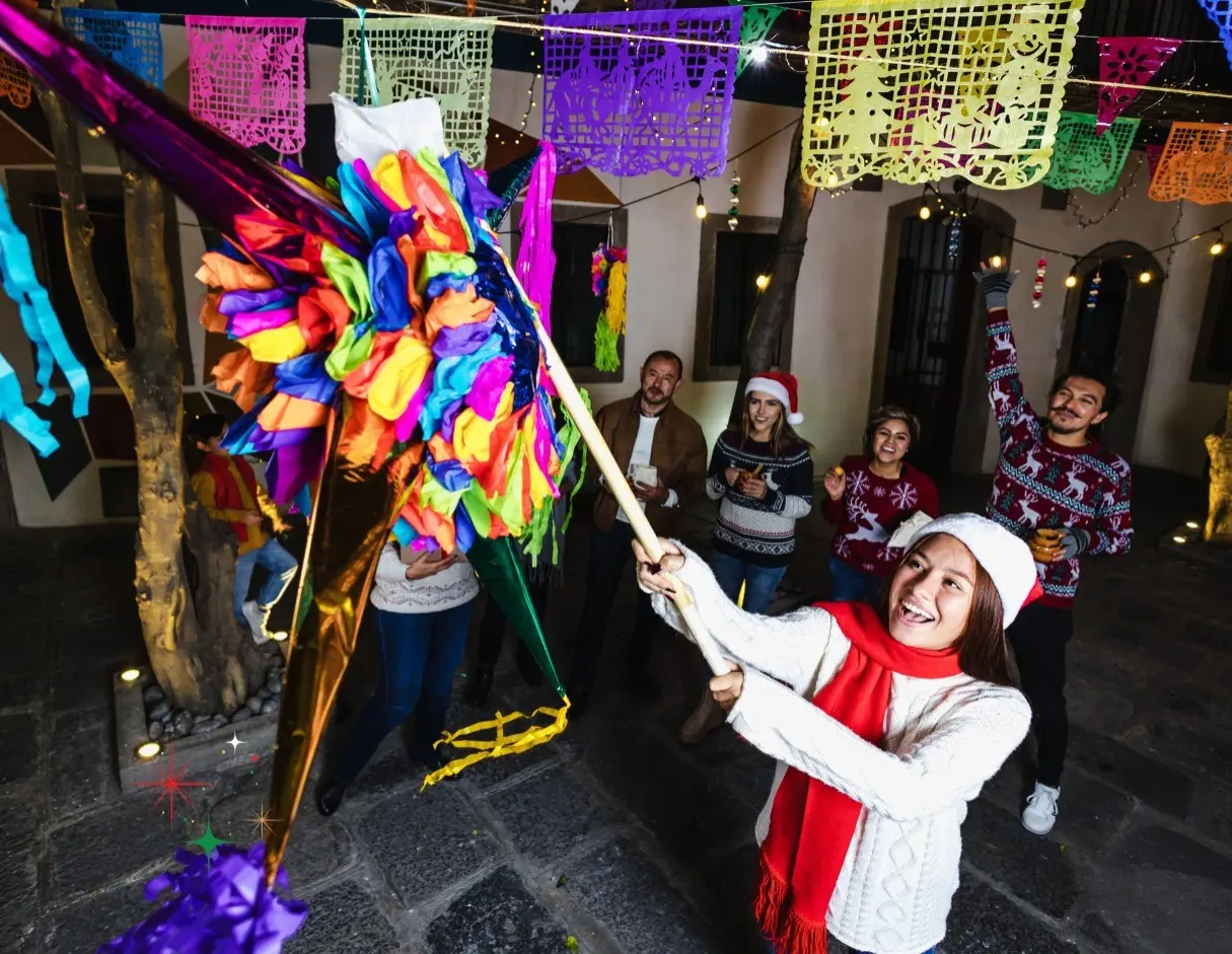 Las posadas son una pieza clave dentro del Maratón Guadalupe – Reyes en Nuevo León, ya que representan el inicio formal de la convivencia navideña. Foto: Canva.