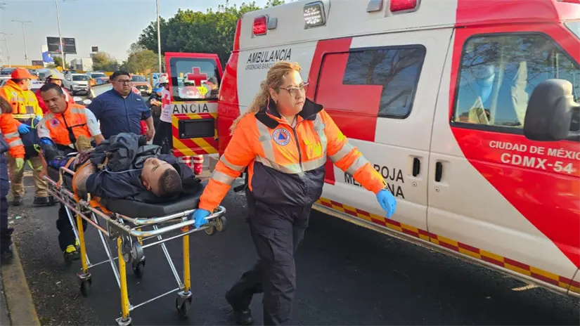 imagen recuadro Servicio de emergencia atendiendo al motociclista que se accidentó. Foto: Ramón Ramírez