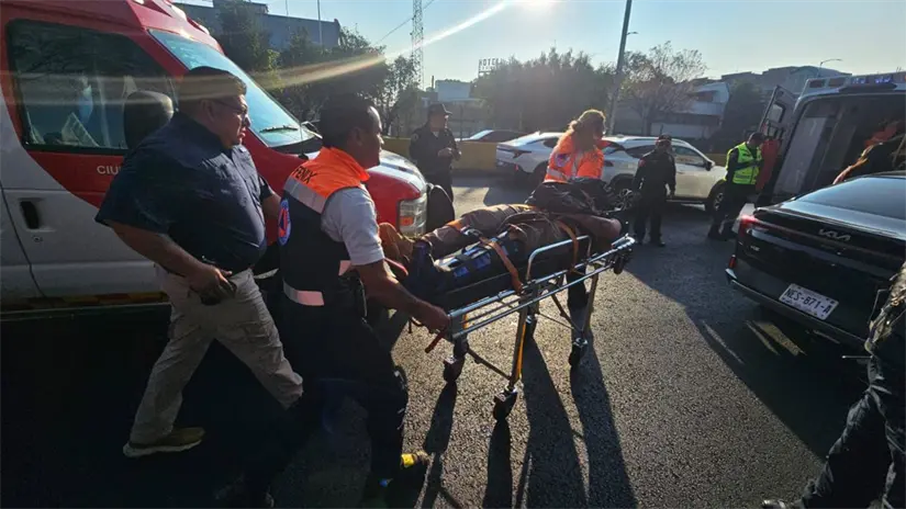 imagen recuadro Servicio de emergencia atendiendo al motociclista que se accidentó. Foto: Ramón Ramírez