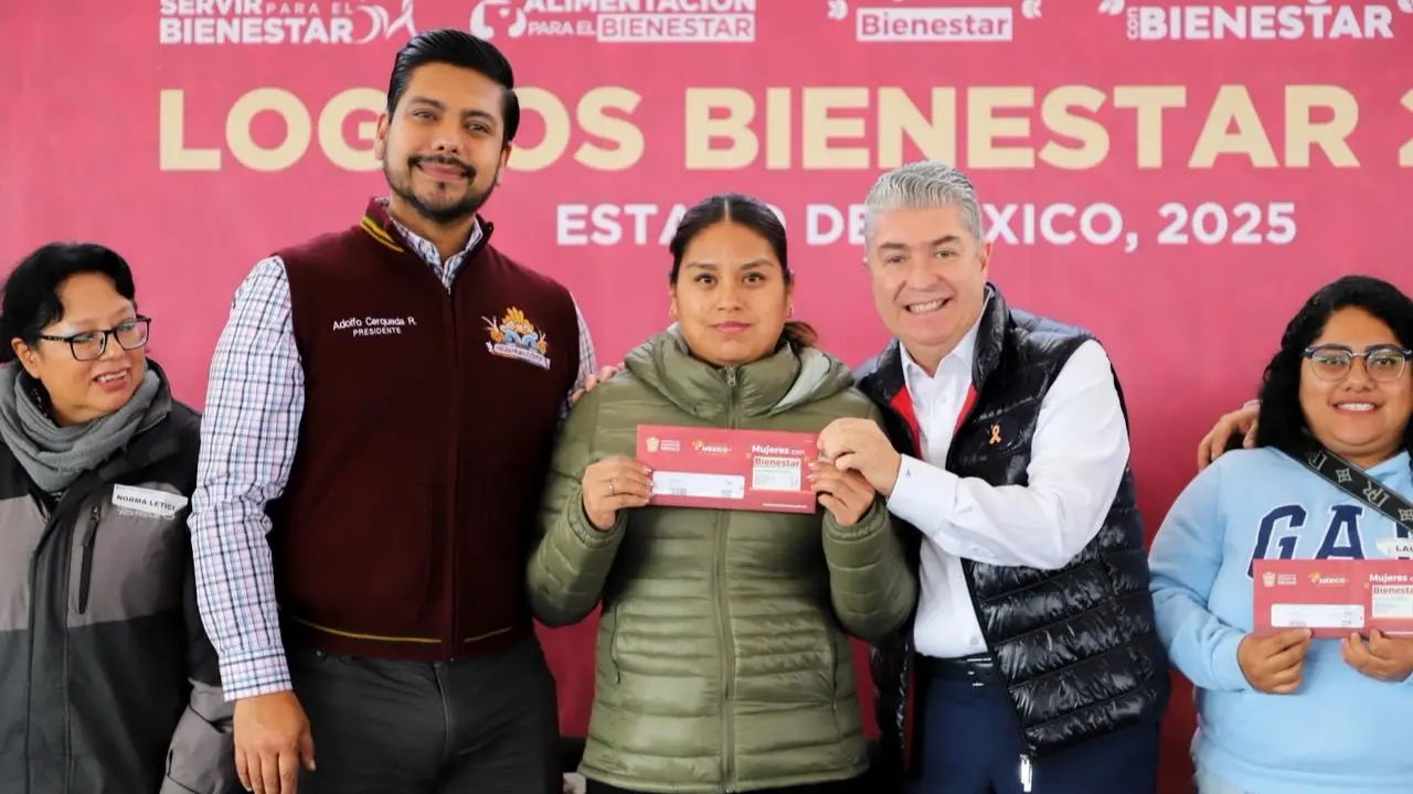 Autoridades entregando tarjetas del programa Mujeres con Bienestar en Edomex. Foto: X (@BienestarEdoMx)