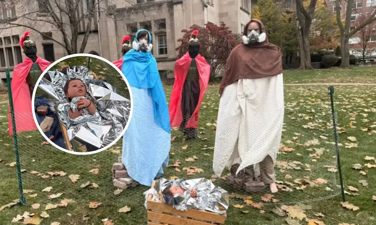 En el montaje, el Niño Jesús aparece inmovilizado con bridas y cubierto con una manta metálica tal y como en los centros migratorios de ICE/Foto: NYT