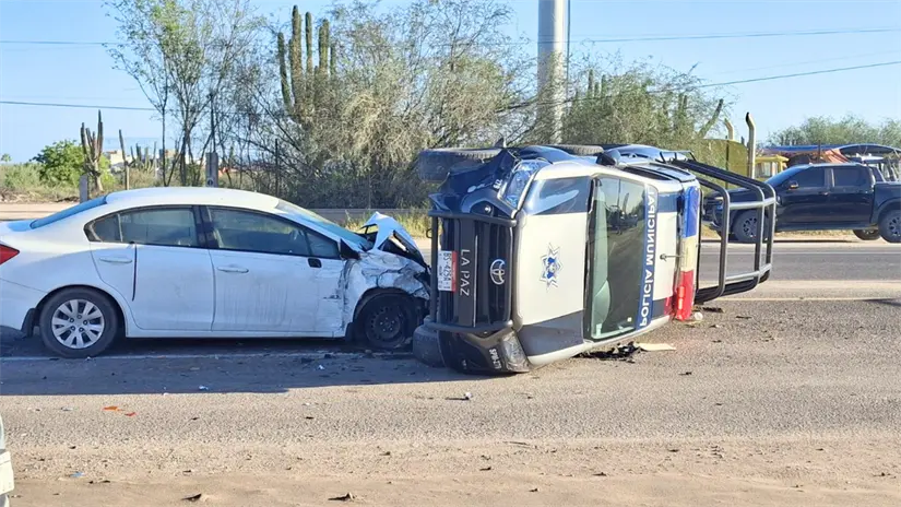 imagen recuadro La patrulla municipal SPM 279 quedó volcada tras ser impactada por un automóvil que no advirtió su presencia mientras atendía otro percance. Foto: Subsecretaría de Protección Civil BCS